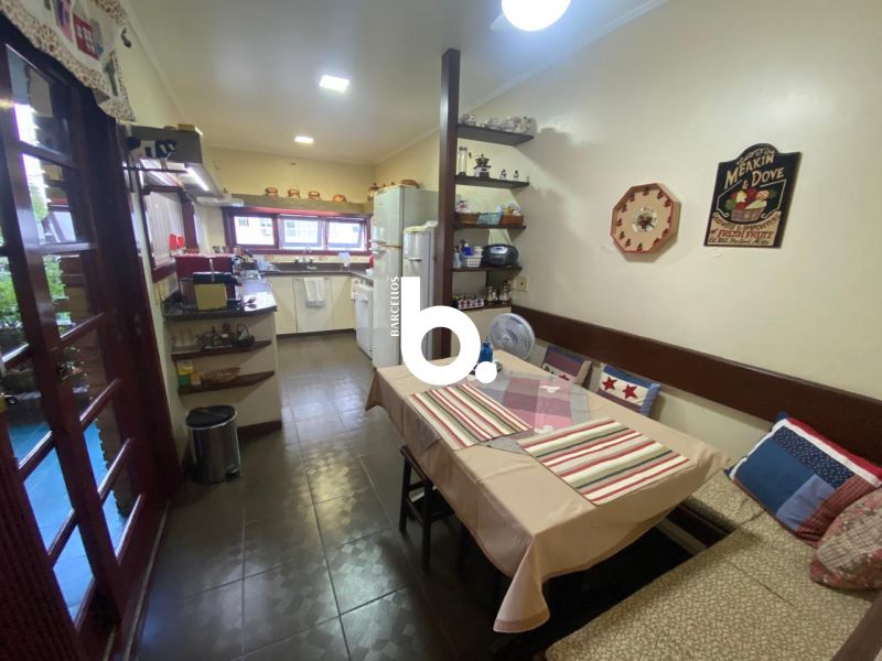 Casa de Alto Padrão com 3 Dormitórios e Piscina no Bela Vista