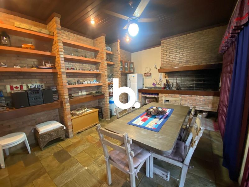 Casa de Alto Padrão com 3 Dormitórios e Piscina no Bela Vista