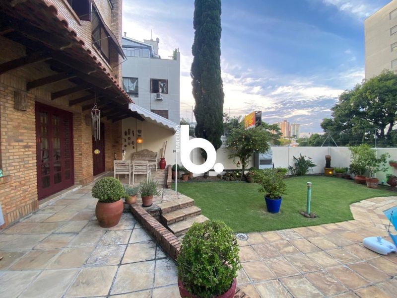 Casa de Alto Padrão com 3 Dormitórios e Piscina no Bela Vista