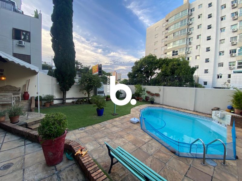 Casa de Alto Padrão com 3 Dormitórios e Piscina no Bela Vista