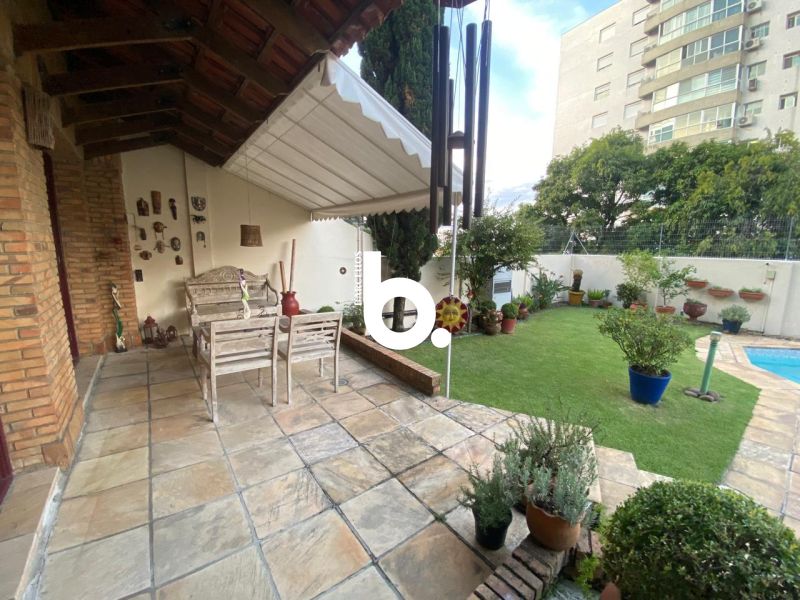 Casa de Alto Padrão com 3 Dormitórios e Piscina no Bela Vista