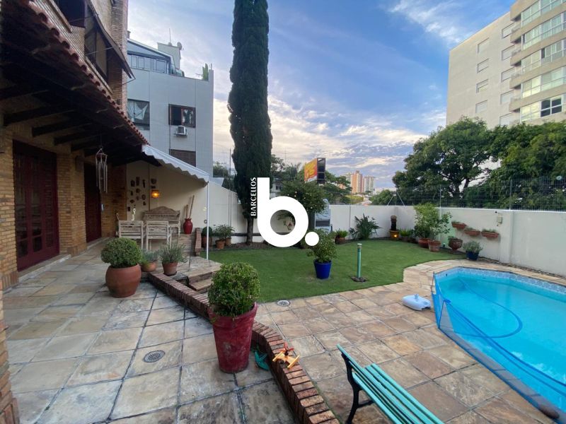 Casa de Alto Padrão com 3 Dormitórios e Piscina no Bela Vista