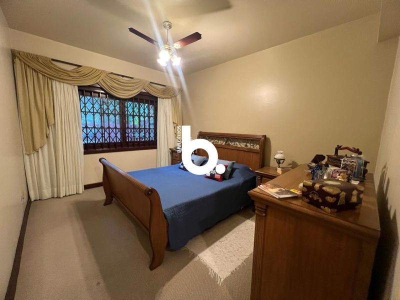 Casa de Alto Padrão com 3 Dormitórios e Piscina no Bela Vista