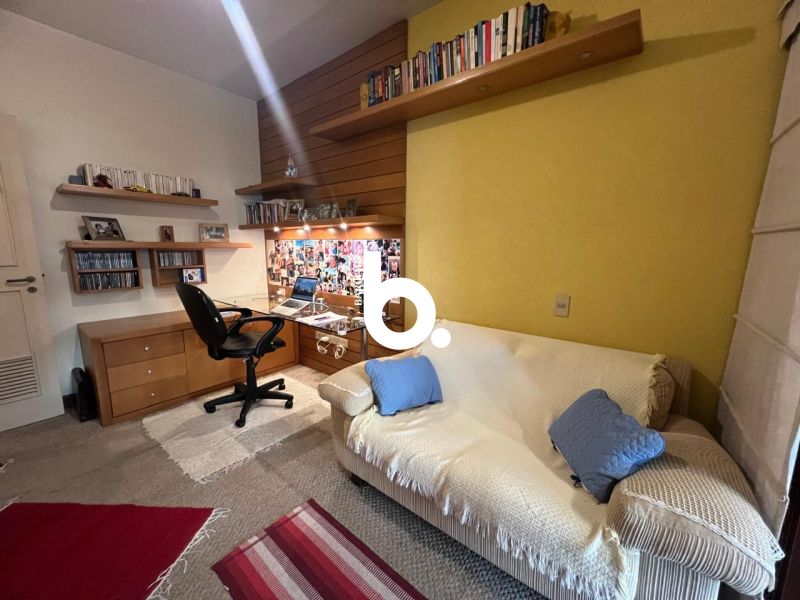 Casa de Alto Padrão com 3 Dormitórios e Piscina no Bela Vista