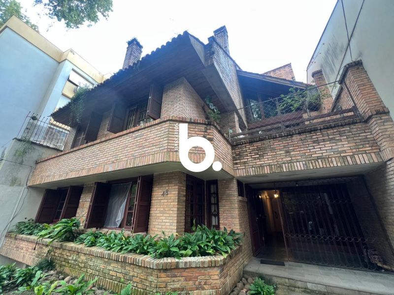 Casa de Alto Padrão com 3 Dormitórios e Piscina no Bela Vista
