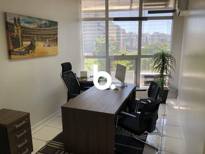 Sala Comercial Reformada de Frente para a Praça Dom Feliciano