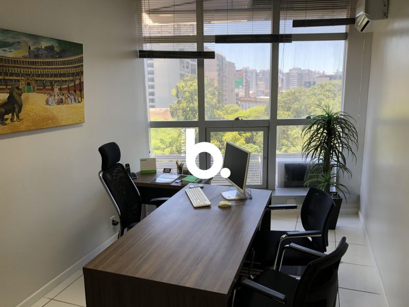 Sala Comercial Reformada de Frente para a Praça Dom Feliciano