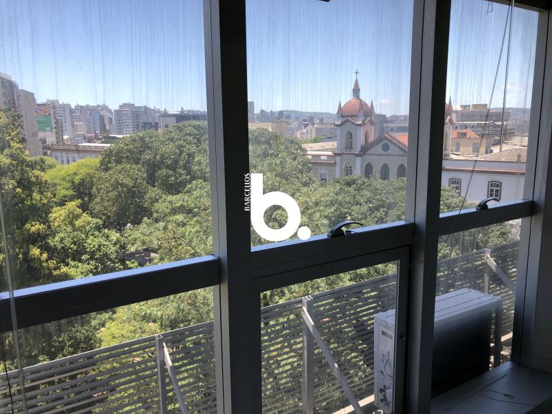 Sala Comercial Reformada de Frente para a Praça Dom Feliciano