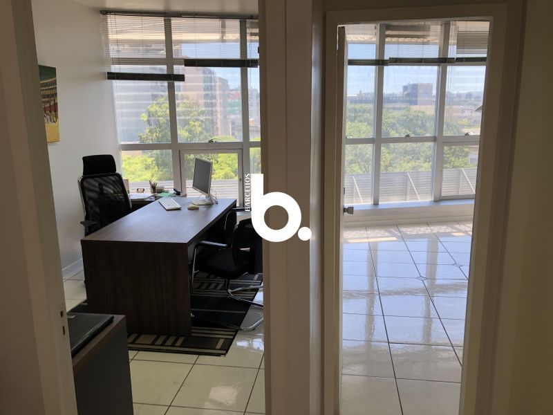 Sala Comercial Reformada de Frente para a Praça Dom Feliciano