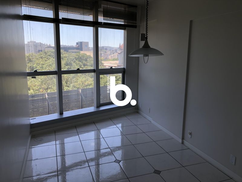 Sala Comercial Reformada de Frente para a Praça Dom Feliciano