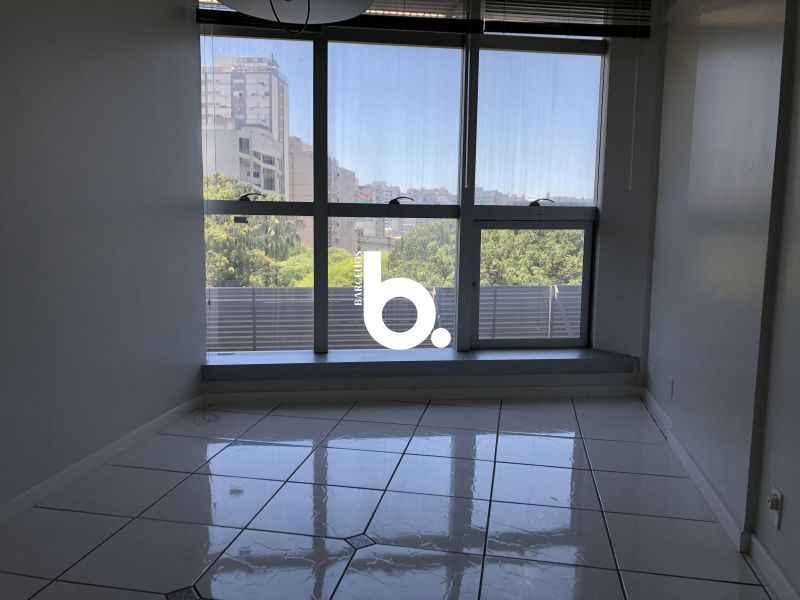 Sala Comercial Reformada de Frente para a Praça Dom Feliciano
