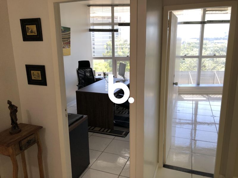 Sala Comercial Reformada de Frente para a Praça Dom Feliciano