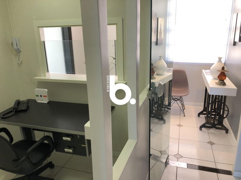 Sala Comercial Reformada de Frente para a Praça Dom Feliciano