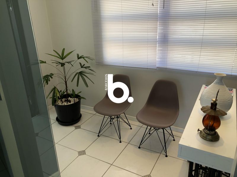 Sala Comercial Reformada de Frente para a Praça Dom Feliciano