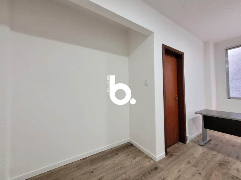 Sala Comercial Reformada e Semi Mobiliada com 22m² no Edifício Veneza – Centro Histórico
