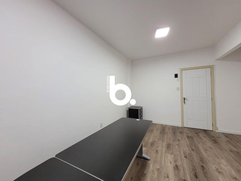 Sala Comercial Reformada e Semi Mobiliada com 22m² no Edifício Veneza – Centro Histórico