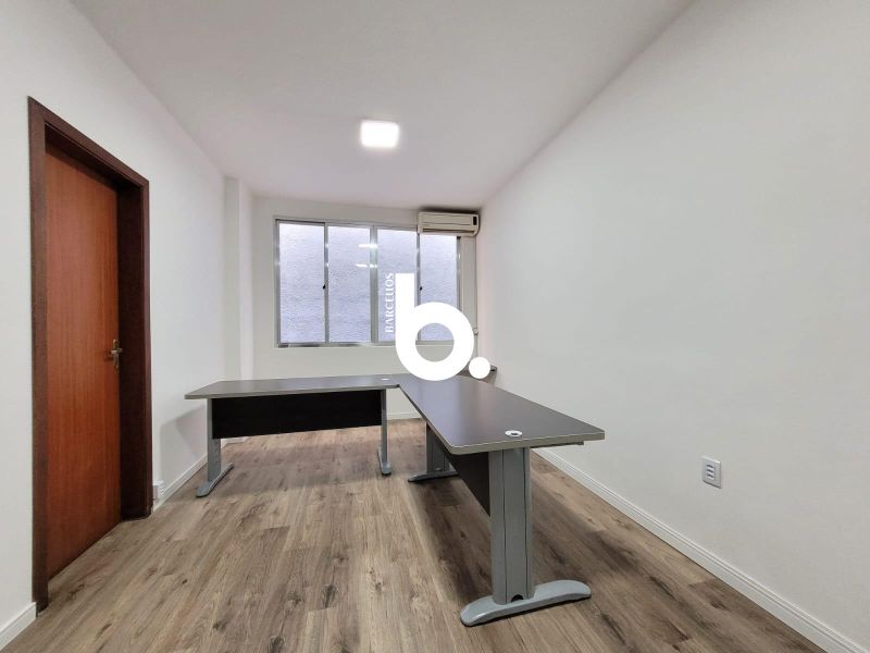 Sala Comercial Reformada e Semi Mobiliada com 22m² no Edifício Veneza – Centro Histórico