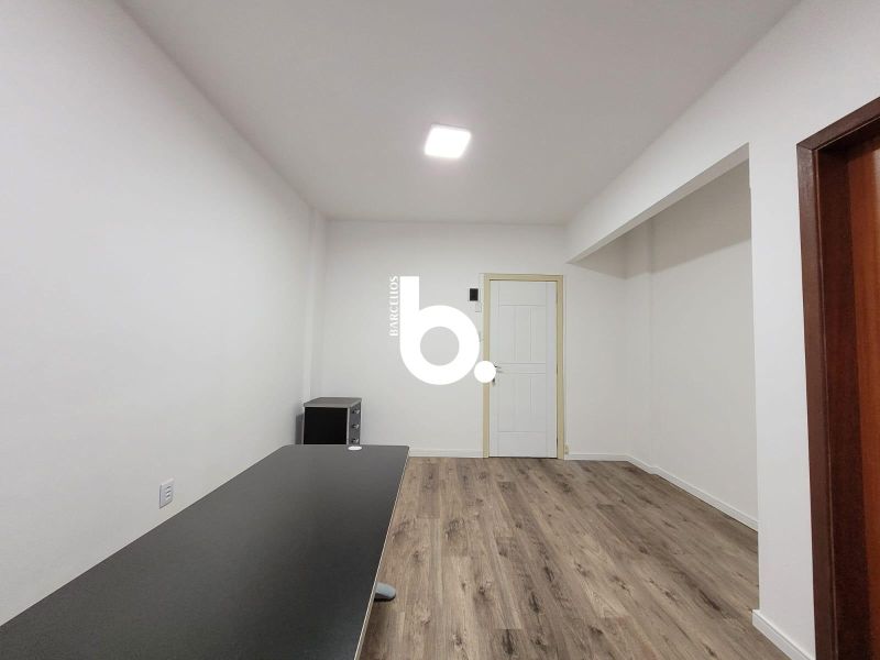 Sala Comercial Reformada e Semi Mobiliada com 22m² no Edifício Veneza – Centro Histórico