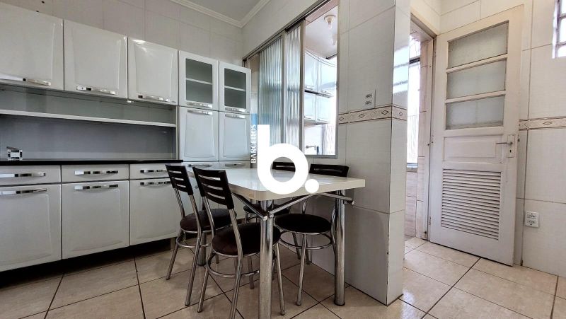 Apartamento Semi Mobiliado com 2 Dormitórios, 66m² e Vaga no Jardim Botânico