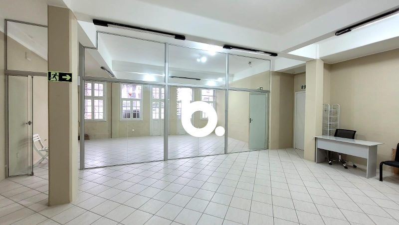 Sala Comercial Reformada de 124 m² para Venda no Centro de Porto Alegre