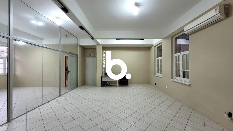 Sala Comercial Reformada de 124 m² para Venda no Centro de Porto Alegre