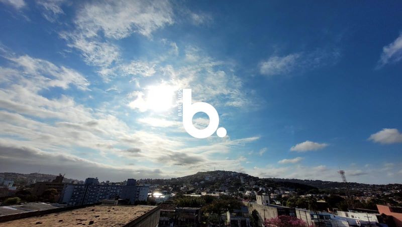 Apartamento Semimobiliado de 2 Dormitórios para Locação no Bairro Tristeza