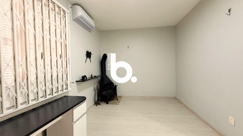 Apartamento Semimobiliado de 1 Dormitório com Lareira e Churrasqueira no Jardim Botânico