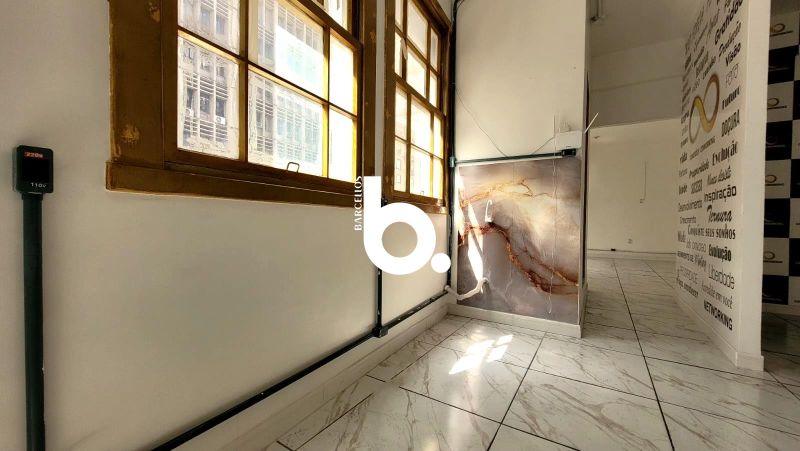 Espaço amplo com possibilidade de transformação em apartamento no Centro de Porto Alegre