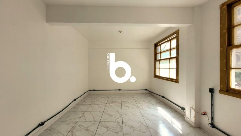 Espaço amplo com possibilidade de transformação em apartamento no Centro de Porto Alegre