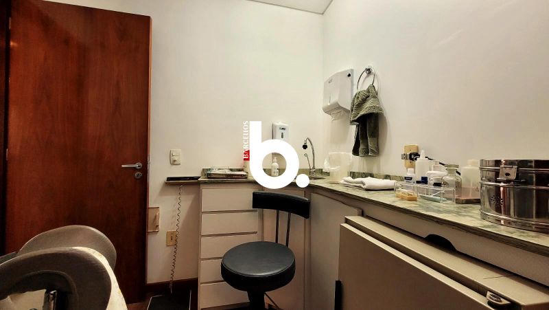 Conjunto Comercial 48m² com 2 Consultórios e Garagem no Moinhos de Vento
