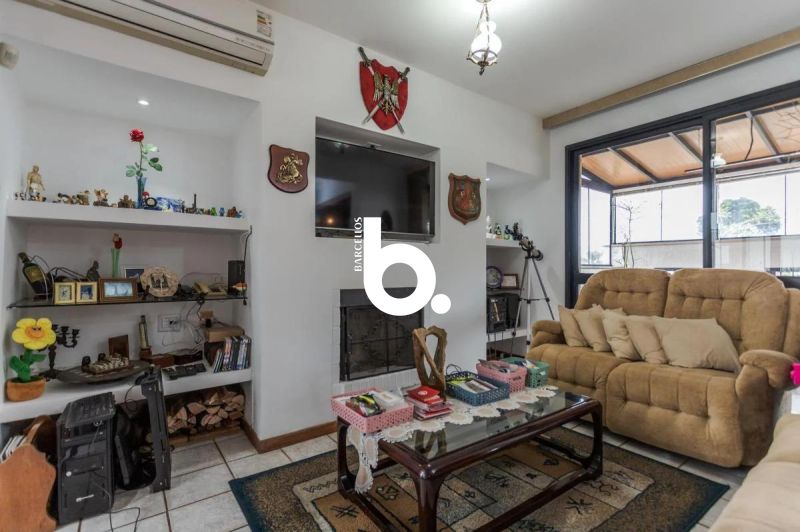 Cobertura Triplex com 266m², Solarium e 2 Boxes em Petrópolis