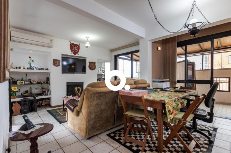 Cobertura Triplex com 266m², Solarium e 2 Boxes em Petrópolis