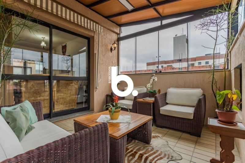 Cobertura Triplex com 266m², Solarium e 2 Boxes em Petrópolis