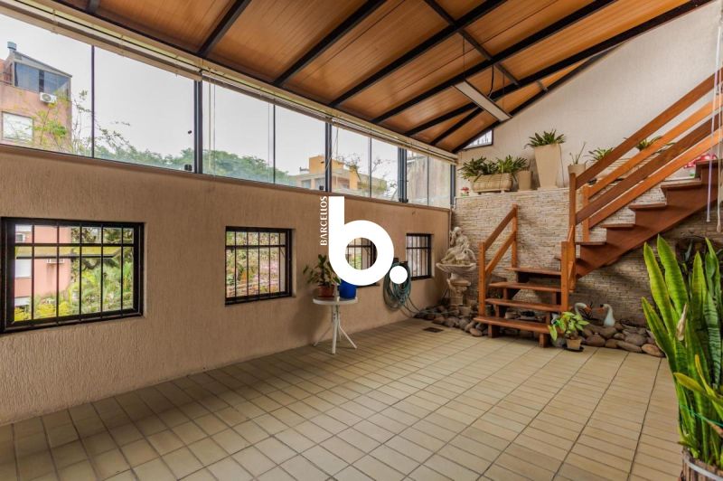 Cobertura Triplex com 266m², Solarium e 2 Boxes em Petrópolis