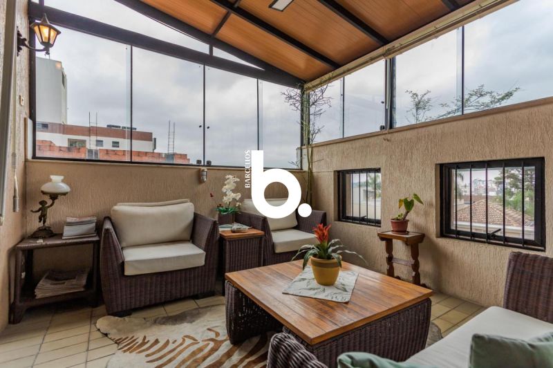 Cobertura Triplex com 266m², Solarium e 2 Boxes em Petrópolis