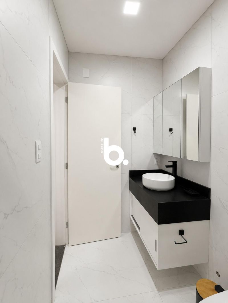Apartamento térreo com área externa e 3 dormitórios