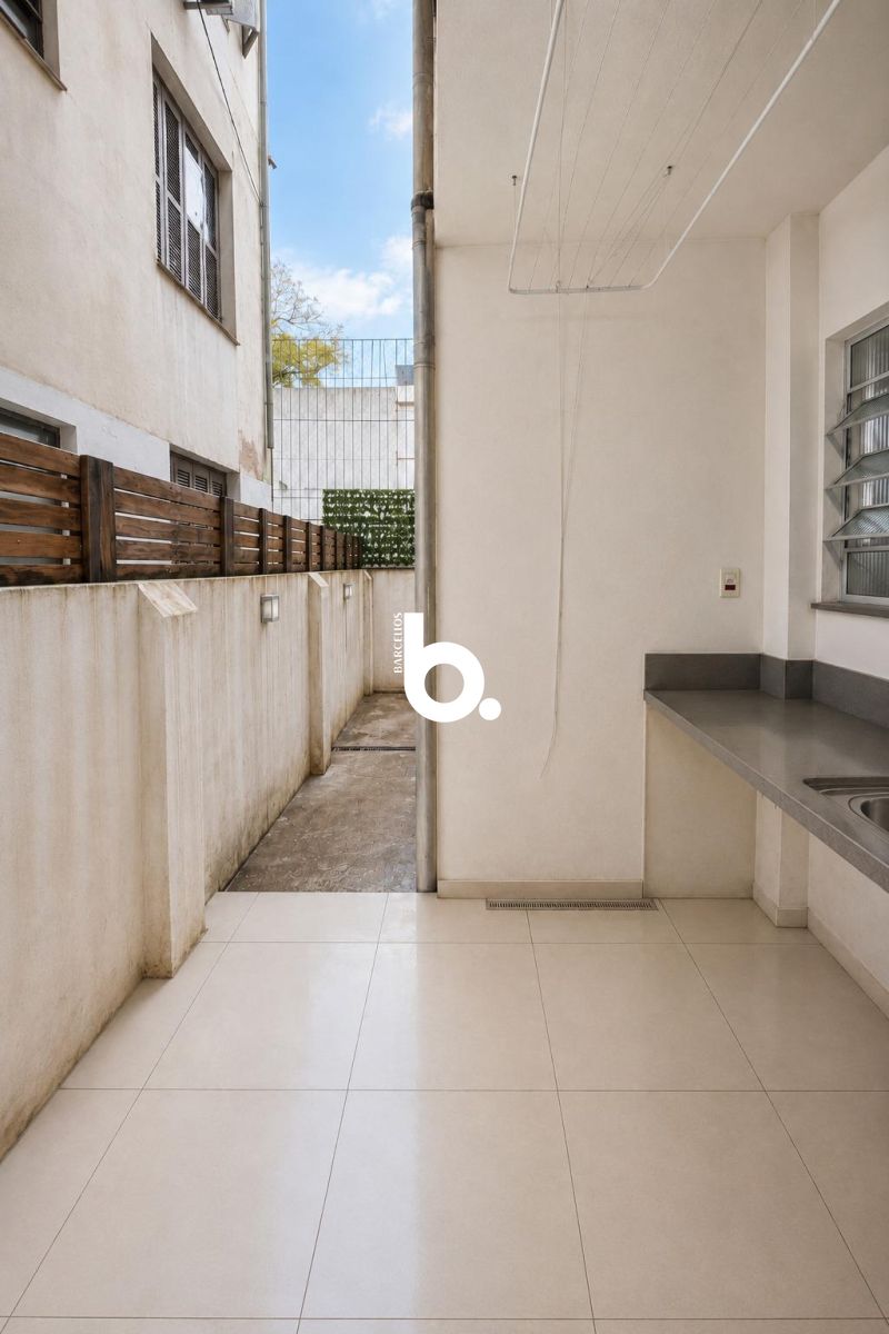 Apartamento térreo com área externa e 3 dormitórios