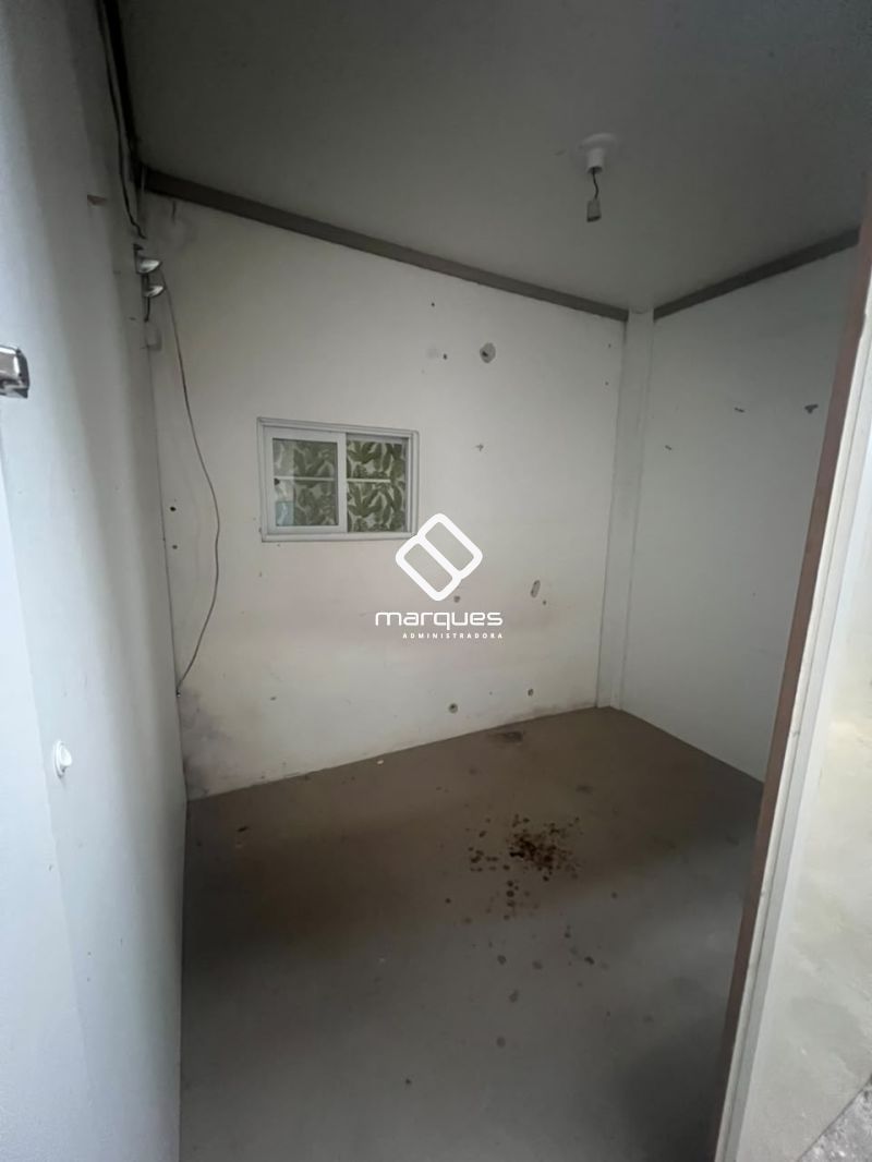 Pavilhão com 1 banheiro e 300m² para alugar no bairro Três Vendas, Pelotas