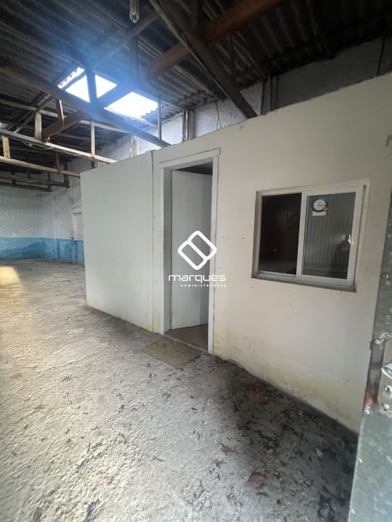 Pavilhão com 1 banheiro e 300m² para alugar no bairro Três Vendas, Pelotas