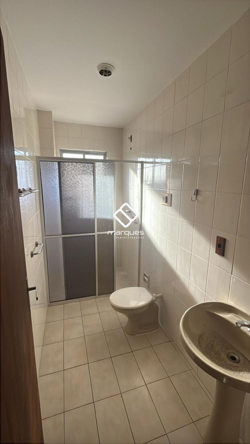 Apartamento com 3 quartos, 2 banheiros e 100m² para alugar no bairro Centro, Pelotas