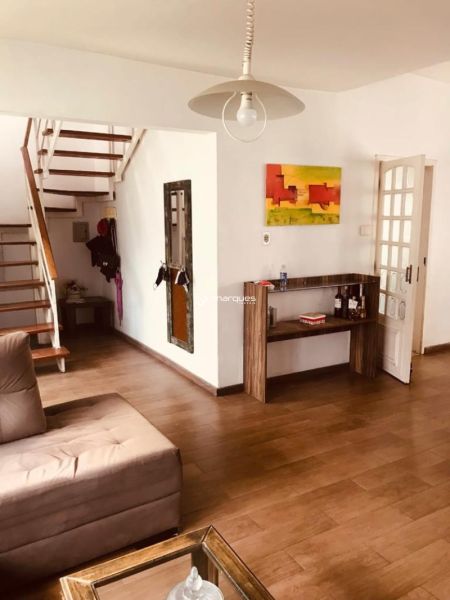 Casa com 4 quartos, 2 banheiros e 219m² à venda no bairro Centro, Pelotas