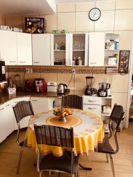 Casa com 4 quartos, 2 banheiros e 219m² à venda no bairro Centro, Pelotas