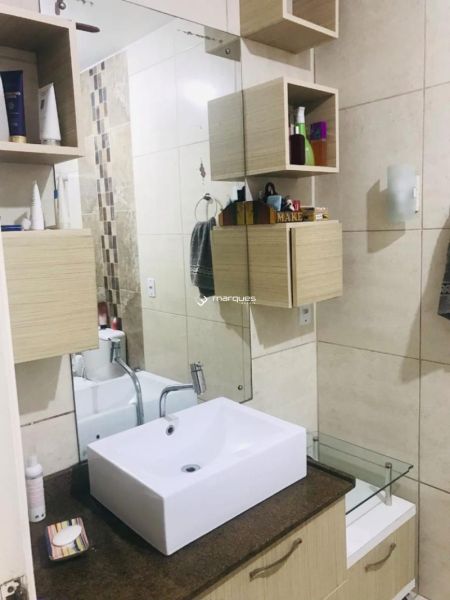 Casa com 4 quartos, 2 banheiros e 219m² à venda no bairro Centro, Pelotas