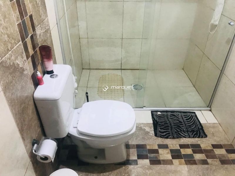 Casa com 4 quartos, 2 banheiros e 219m² à venda no bairro Centro, Pelotas