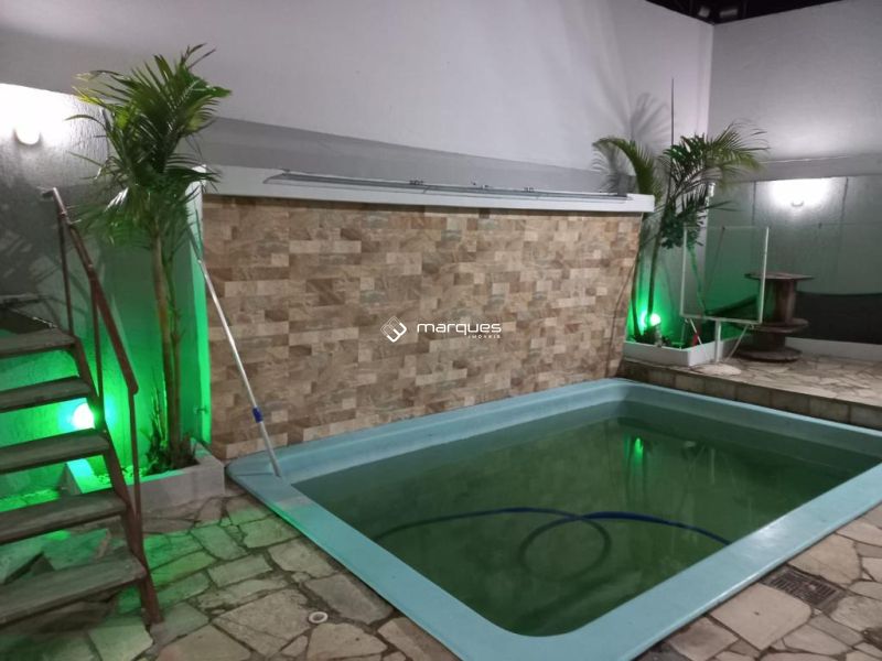 Casa com 4 quartos, 2 banheiros e 219m² à venda no bairro Centro, Pelotas