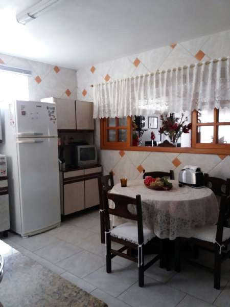Casa com 3 quartos, 2 banheiros e 174m² à venda no bairro Laranjal, Pelotas