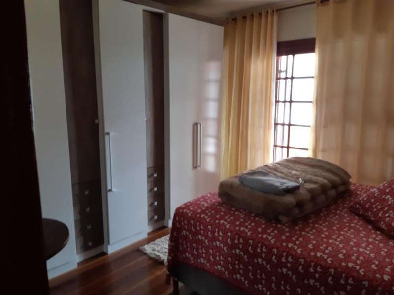 Sobrado com 3 quartos, 2 banheiros e 429m² à venda no bairro Centro, Pelotas