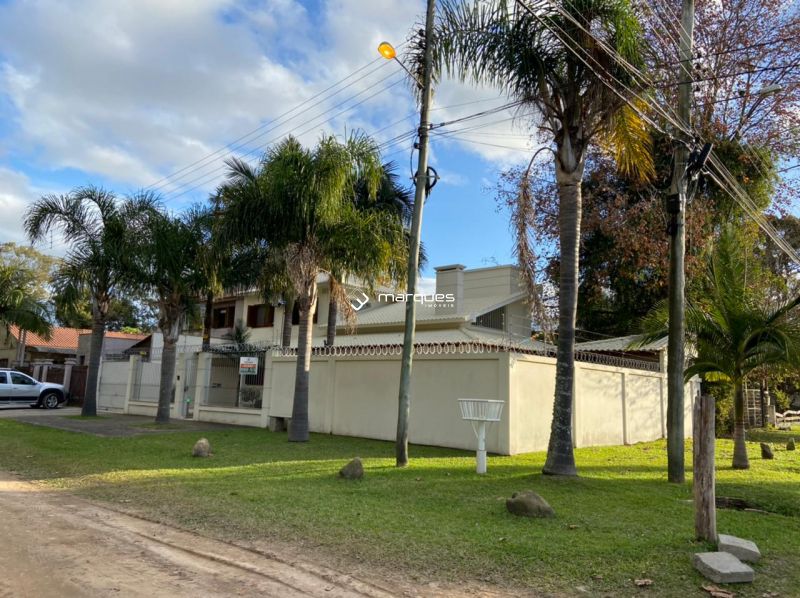 Casa com 3 quartos, 3 banheiros e 180m² à venda no bairro Laranjal, Pelotas