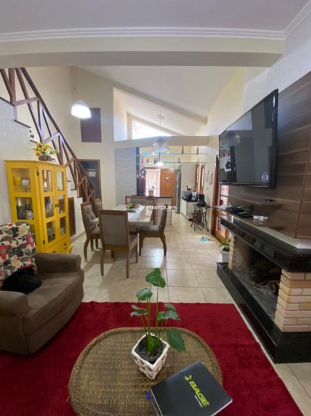 Casa com 3 quartos, 3 banheiros e 180m² à venda no bairro Laranjal, Pelotas