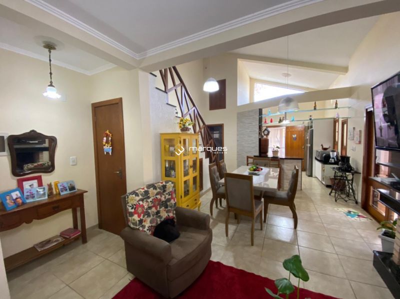 Casa com 3 quartos, 3 banheiros e 180m² à venda no bairro Laranjal, Pelotas